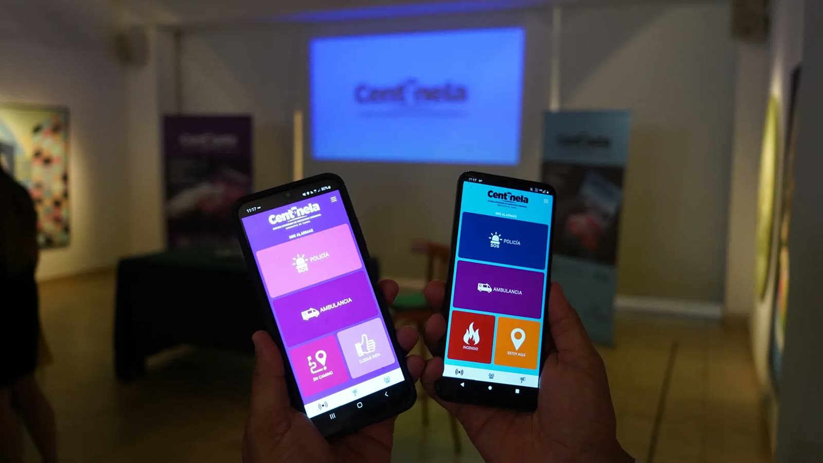 Dos teléfonos muestran las categorías de alerta de Centinela durante su lanzamiento