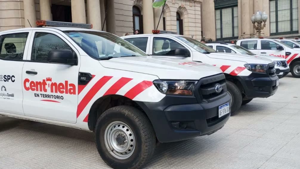 Camionetas identificadas con la marca Centinela en Territorio frente al Palacio Municipal