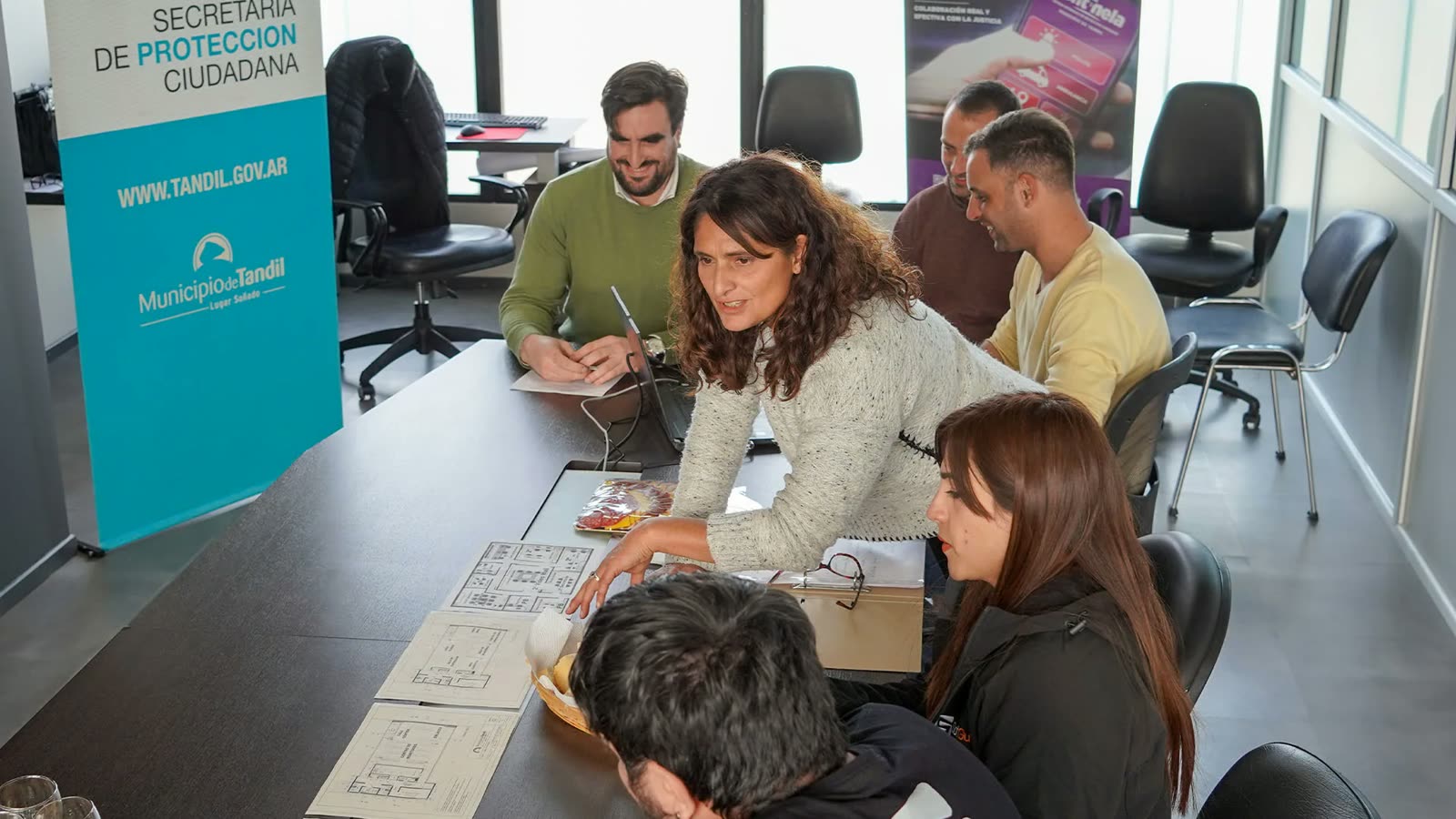 Equipo revisa documentación y protocolos sobre una mesa
