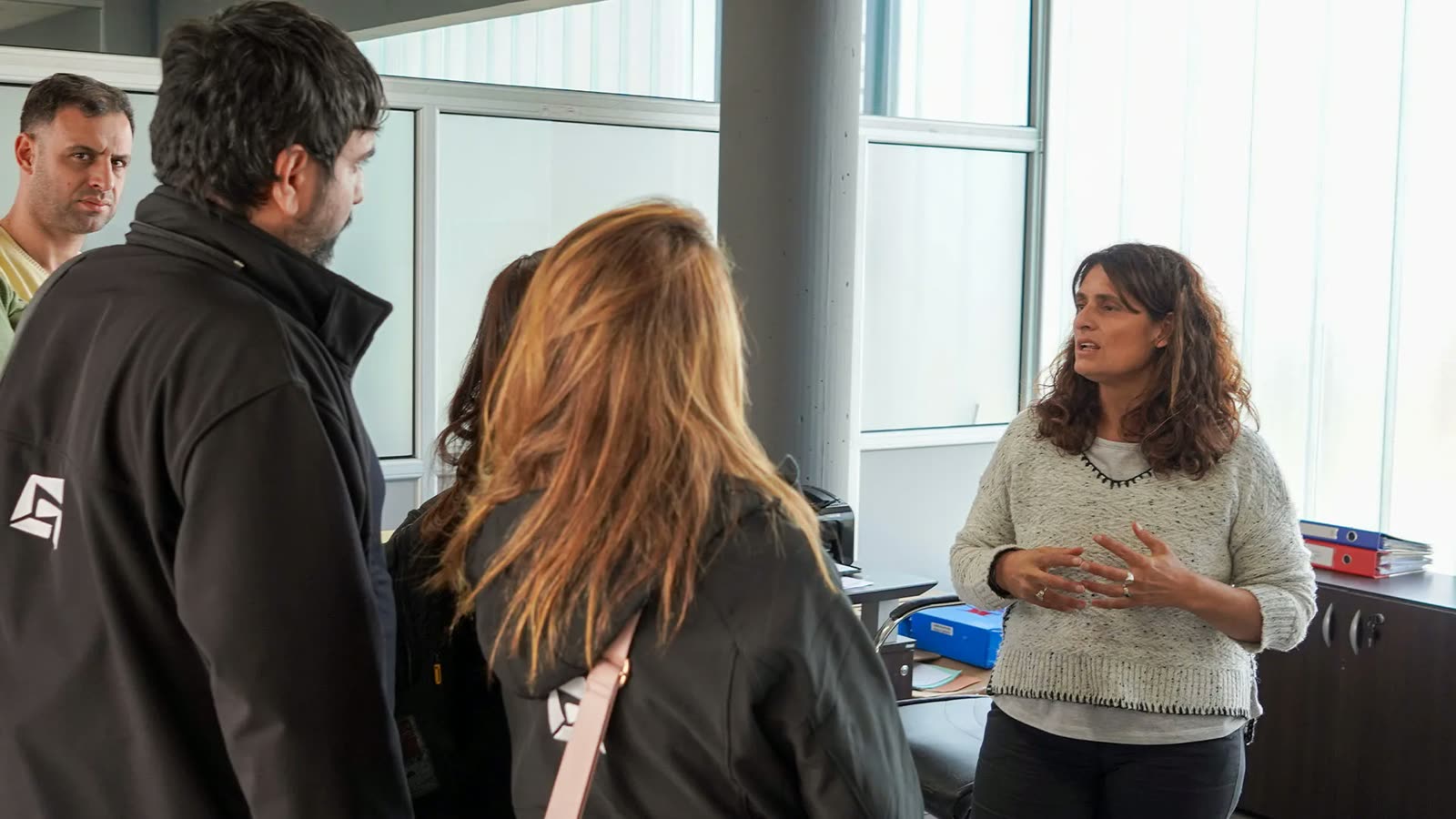 Alejandra Marcieri durante una explicación operativa
