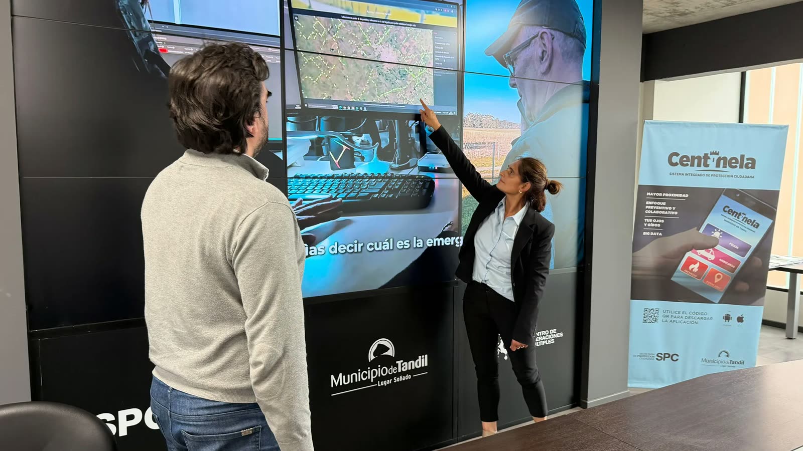 Presentación de Alejandra Marcieri frente al videowall