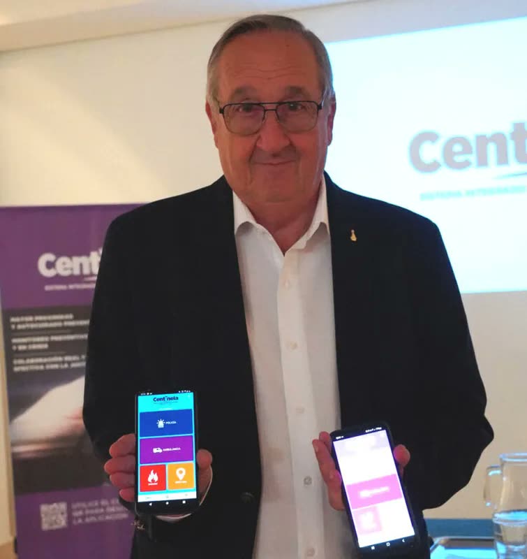 Miguel Lunghi muestra la aplicación Centinela en dos teléfonos