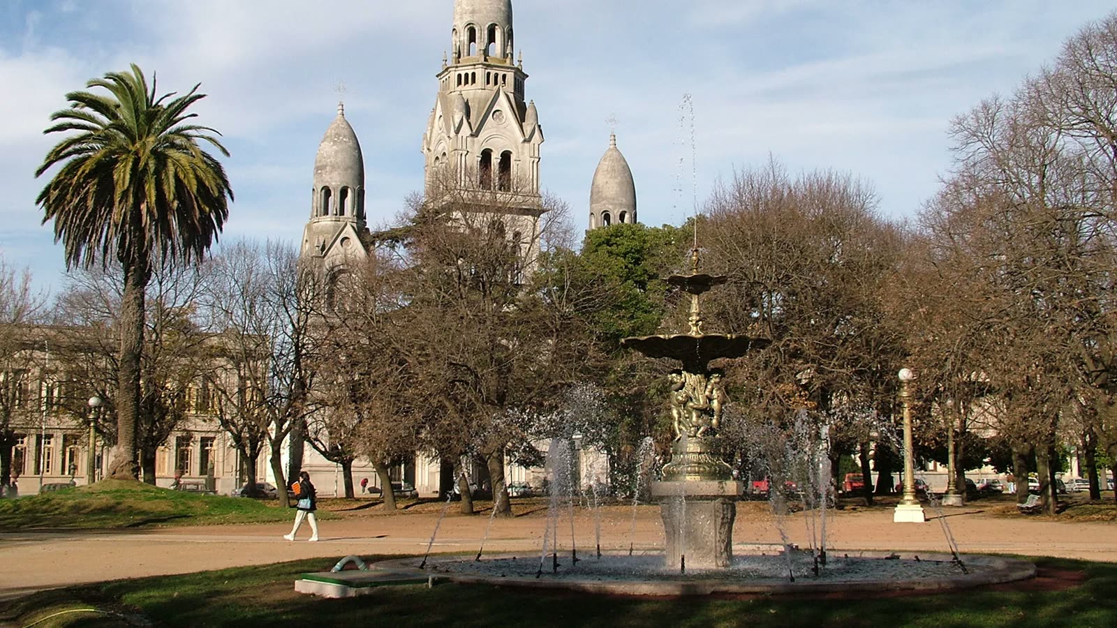 Plaza Independencia y Parroquia del Santísimo Sacramento en Tandil